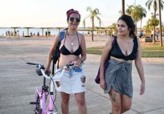 Foto de la galería: Las primeras de febrero: gente que viene y que va en el varieté de recorridas que dejó la ciudad capital