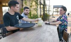 Foto de la galería: Las primeras de febrero: gente que viene y que va en el varieté de recorridas que dejó la ciudad capital