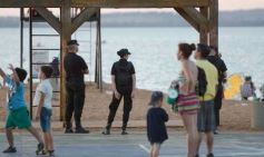 Foto de la galería: Las primeras de febrero: gente que viene y que va en el varieté de recorridas que dejó la ciudad capital