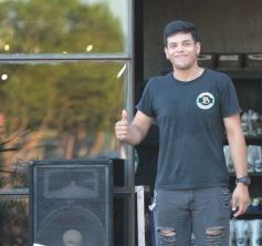 Foto de la galería: Las primeras de febrero: gente que viene y que va en el varieté de recorridas que dejó la ciudad capital