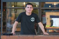 Foto de la galería: Las primeras de febrero: gente que viene y que va en el varieté de recorridas que dejó la ciudad capital