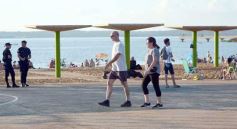 Foto de la galería: Las primeras de febrero: gente que viene y que va en el varieté de recorridas que dejó la ciudad capital