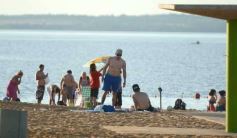 Foto de la galería: Las primeras de febrero: gente que viene y que va en el varieté de recorridas que dejó la ciudad capital