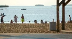 Foto de la galería: Las primeras de febrero: gente que viene y que va en el varieté de recorridas que dejó la ciudad capital