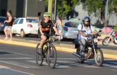 Foto de la galería: Las primeras de febrero: gente que viene y que va en el varieté de recorridas que dejó la ciudad capital