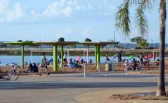 Foto de la galería: Las primeras de febrero: gente que viene y que va en el varieté de recorridas que dejó la ciudad capital