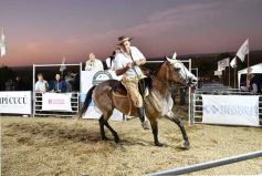 Foto de la galería: Con el aire campero de La Armonia, se realizó el 1er Remate Nocturno del año
