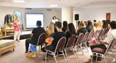 Foto de la galería: Anita Korman en Posadas: la estilista de los famosos brindó una capacitación a vestuaristas de Canal 12