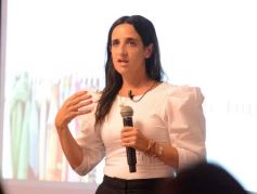 Foto de la galería: Anita Korman en Posadas: la estilista de los famosos brindó una capacitación a vestuaristas de Canal 12