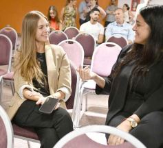 Foto de la galería: Anita Korman en Posadas: la estilista de los famosos brindó una capacitación a vestuaristas de Canal 12