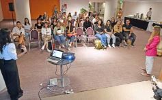 Foto de la galería: Anita Korman en Posadas: la estilista de los famosos brindó una capacitación a vestuaristas de Canal 12