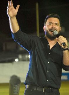 Foto de la galería: Junto a la gente y a pura fiesta, Néstor Pitana tuvo su homenaje despedida en Posadas