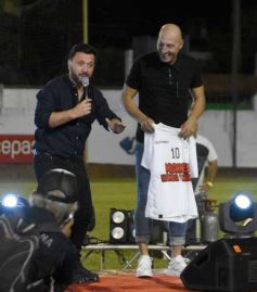 Foto de la galería: Junto a la gente y a pura fiesta, Néstor Pitana tuvo su homenaje despedida en Posadas