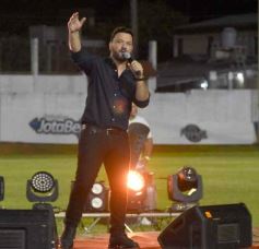 Foto de la galería: Junto a la gente y a pura fiesta, Néstor Pitana tuvo su homenaje despedida en Posadas