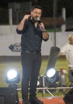 Foto de la galería: Junto a la gente y a pura fiesta, Néstor Pitana tuvo su homenaje despedida en Posadas