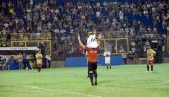 Foto de la galería: Junto a la gente y a pura fiesta, Néstor Pitana tuvo su homenaje despedida en Posadas