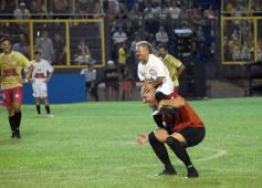 Foto de la galería: Junto a la gente y a pura fiesta, Néstor Pitana tuvo su homenaje despedida en Posadas