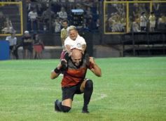 Foto de la galería: Junto a la gente y a pura fiesta, Néstor Pitana tuvo su homenaje despedida en Posadas