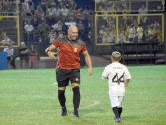 Foto de la galería: Junto a la gente y a pura fiesta, Néstor Pitana tuvo su homenaje despedida en Posadas