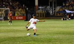 Foto de la galería: Junto a la gente y a pura fiesta, Néstor Pitana tuvo su homenaje despedida en Posadas