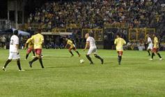 Foto de la galería: Junto a la gente y a pura fiesta, Néstor Pitana tuvo su homenaje despedida en Posadas