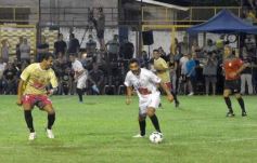 Foto de la galería: Junto a la gente y a pura fiesta, Néstor Pitana tuvo su homenaje despedida en Posadas