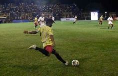 Foto de la galería: Junto a la gente y a pura fiesta, Néstor Pitana tuvo su homenaje despedida en Posadas