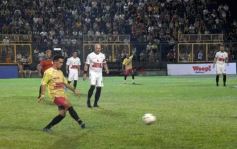 Foto de la galería: Junto a la gente y a pura fiesta, Néstor Pitana tuvo su homenaje despedida en Posadas