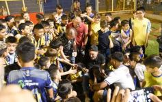 Foto de la galería: Junto a la gente y a pura fiesta, Néstor Pitana tuvo su homenaje despedida en Posadas