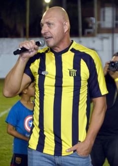 Foto de la galería: Junto a la gente y a pura fiesta, Néstor Pitana tuvo su homenaje despedida en Posadas