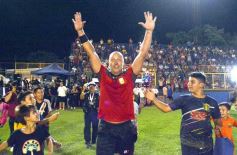 Sixto Fotografías. Deportes. Fútbol Solidario  -  Jugando, arbitrando y con un golazo de penal: Pitana se despidió y dejó todo en la cancha