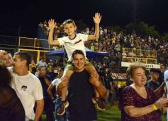 Foto de la galería:  Jugando, arbitrando y con un golazo de penal: Pitana se despidió y dejó todo en la cancha