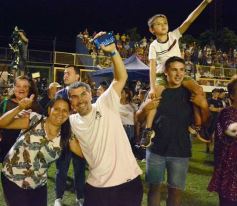 Foto de la galería:  Jugando, arbitrando y con un golazo de penal: Pitana se despidió y dejó todo en la cancha
