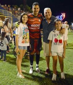 Foto de la galería:  Jugando, arbitrando y con un golazo de penal: Pitana se despidió y dejó todo en la cancha