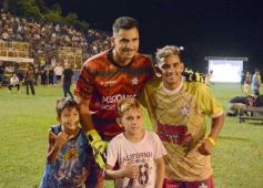 Foto de la galería:  Jugando, arbitrando y con un golazo de penal: Pitana se despidió y dejó todo en la cancha