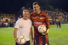 Foto de la galería:  Jugando, arbitrando y con un golazo de penal: Pitana se despidió y dejó todo en la cancha