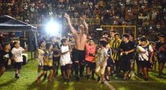 Foto de la galería:  Jugando, arbitrando y con un golazo de penal: Pitana se despidió y dejó todo en la cancha