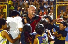 Foto de la galería:  Jugando, arbitrando y con un golazo de penal: Pitana se despidió y dejó todo en la cancha