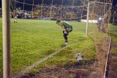 Foto de la galería:  Jugando, arbitrando y con un golazo de penal: Pitana se despidió y dejó todo en la cancha