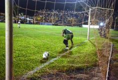 Foto de la galería:  Jugando, arbitrando y con un golazo de penal: Pitana se despidió y dejó todo en la cancha