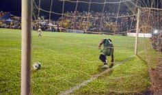 Foto de la galería:  Jugando, arbitrando y con un golazo de penal: Pitana se despidió y dejó todo en la cancha