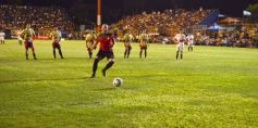 Foto de la galería:  Jugando, arbitrando y con un golazo de penal: Pitana se despidió y dejó todo en la cancha