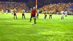 Foto de la galería:  Jugando, arbitrando y con un golazo de penal: Pitana se despidió y dejó todo en la cancha