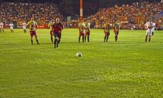 Foto de la galería:  Jugando, arbitrando y con un golazo de penal: Pitana se despidió y dejó todo en la cancha
