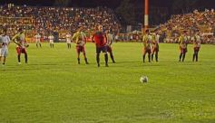 Foto de la galería:  Jugando, arbitrando y con un golazo de penal: Pitana se despidió y dejó todo en la cancha