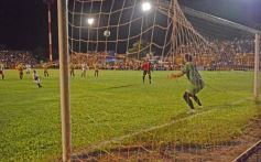 Foto de la galería:  Jugando, arbitrando y con un golazo de penal: Pitana se despidió y dejó todo en la cancha