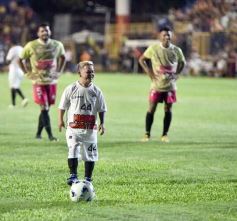 Foto de la galería:  Jugando, arbitrando y con un golazo de penal: Pitana se despidió y dejó todo en la cancha