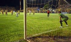 Foto de la galería:  Jugando, arbitrando y con un golazo de penal: Pitana se despidió y dejó todo en la cancha