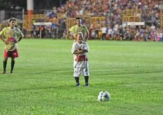 Foto de la galería:  Jugando, arbitrando y con un golazo de penal: Pitana se despidió y dejó todo en la cancha