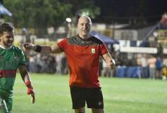 Foto de la galería:  Jugando, arbitrando y con un golazo de penal: Pitana se despidió y dejó todo en la cancha